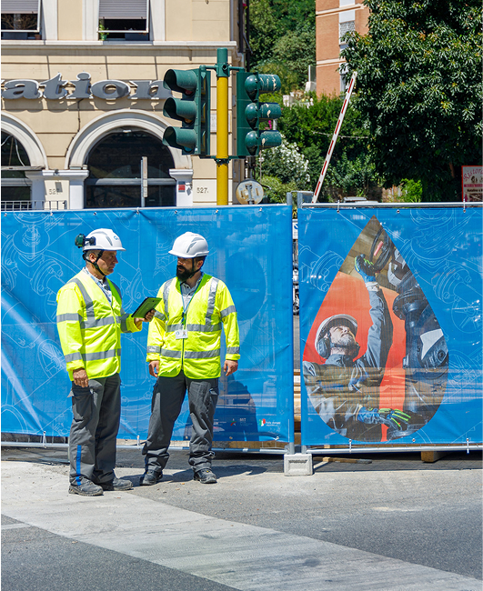 Tecnici Acea di fronte a un cantiere