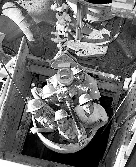 Operai al lavoro presso il cantiere della costruzione dell'Acquedotto Peschiera