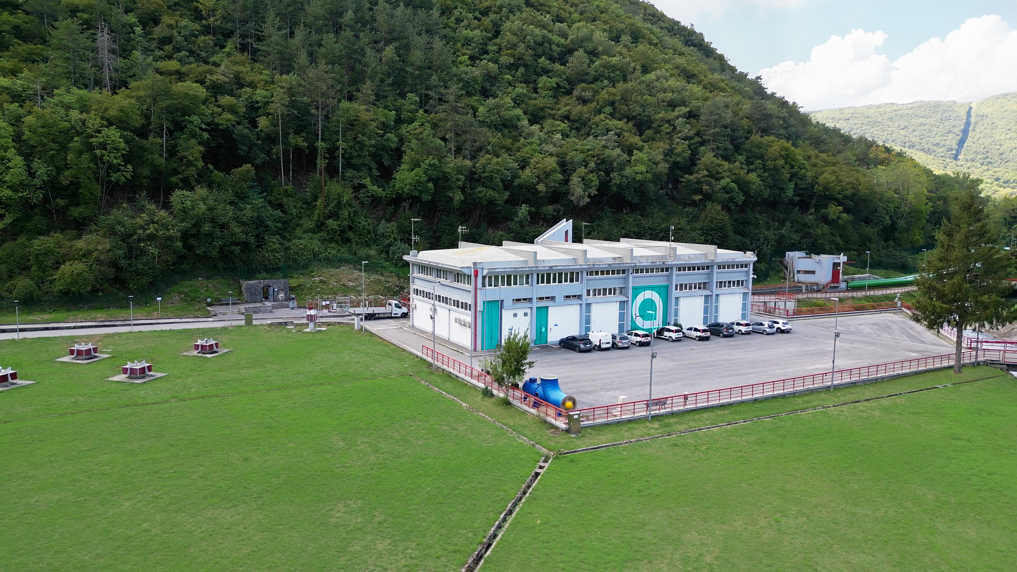 La centrale del Peschiera vista dall'alto, immersa nel paesaggio boscoso dell'Appennino.