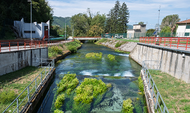 un ponte di pietra sopra a un torrente