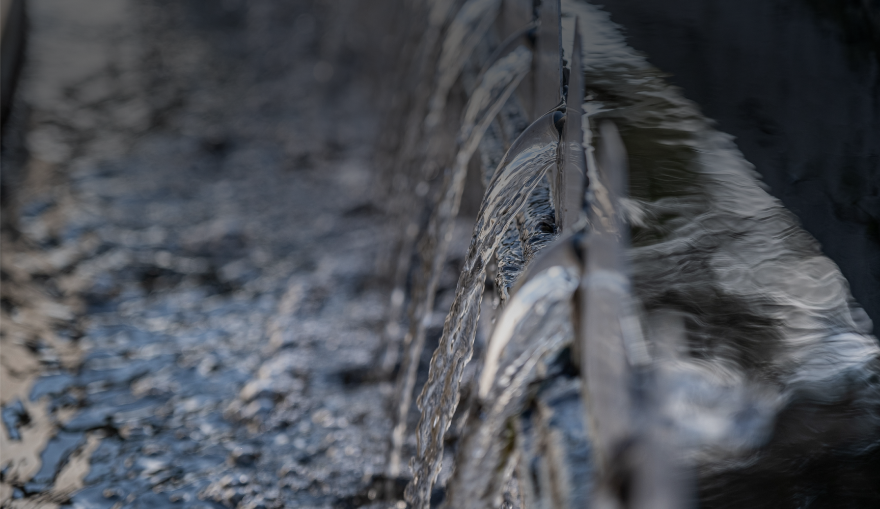 Dettaglio di acqua che scorre da un'infrastruttura di Acea Acqua