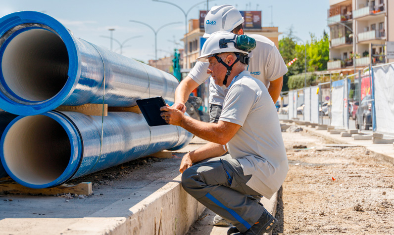 Operai Acea Acqua in un cantiere