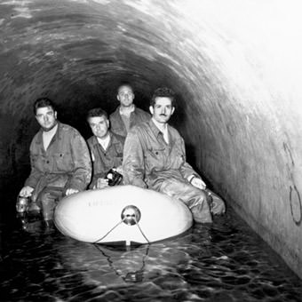 Operai Acea in una condotta nel 1949