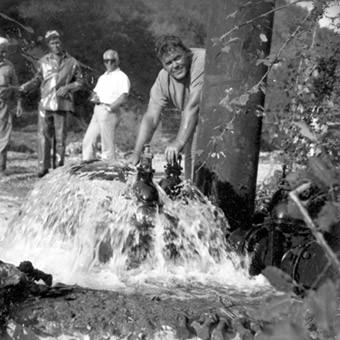 Un operaio Acea apre un rubinetto nel 1975 