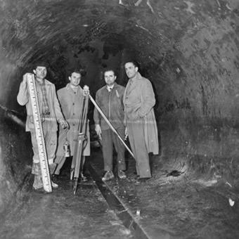 Tecnici Acea in un condotto nel 1980